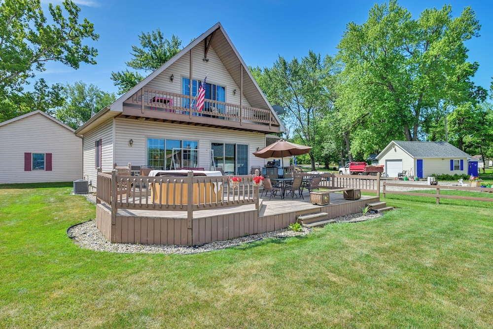 Lakefront Warsaw Home w/ Private Dock + Golf Cart