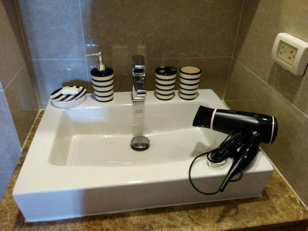 S39- 1 Bedroom Downtown Apt With Balcony and Pool