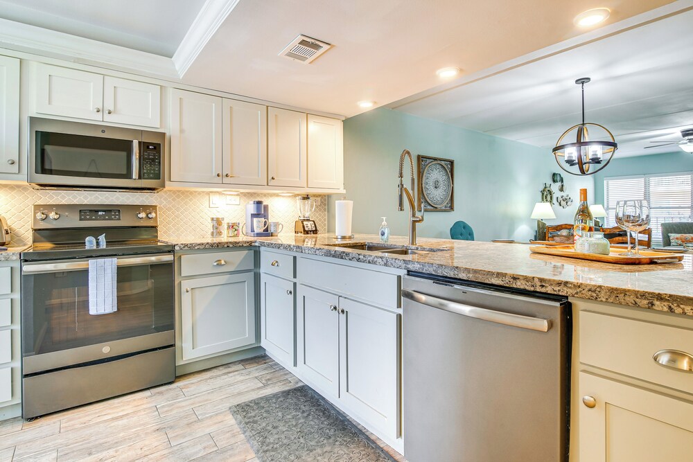 Walk to Beach: Condo w/ Pool Access in Texas!