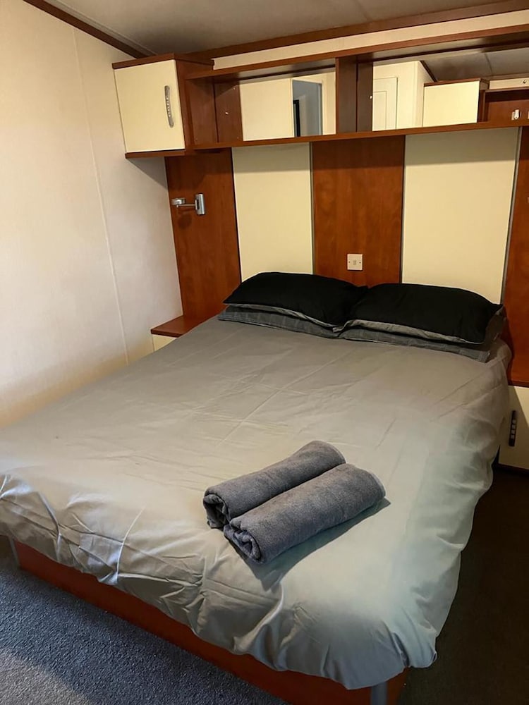 Spacious 2 bed Holiday Home Entertainment on Site view 2