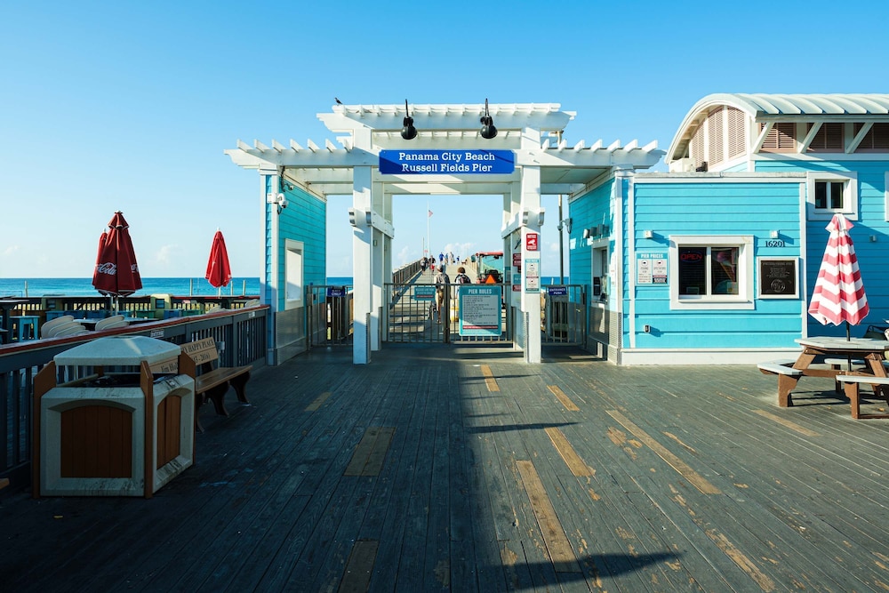 Fall Retreat Condo w Heated Pool Hot tub Pier Pk