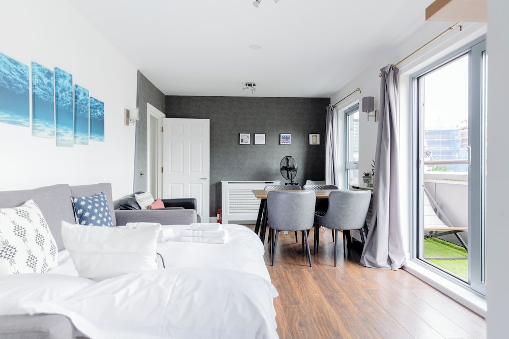 Bright 2 Bedroom Flat in Lambeth With Balcony