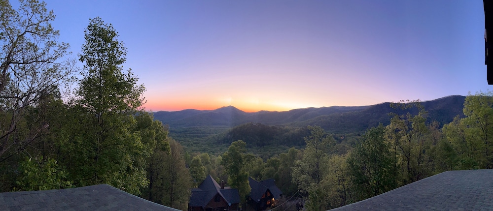 Breathtaking Hideaway 5 Bedroom Cabin