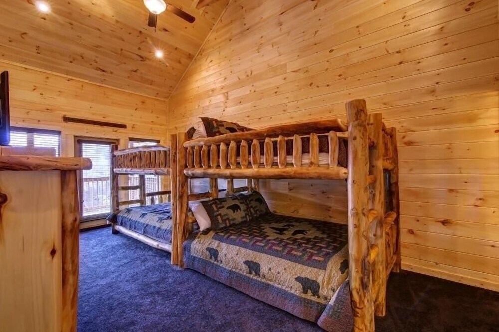 Country Cozy - 4 Bedrooms, 5 Baths, Sleeps 16 Home by RedAwning