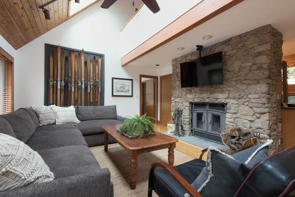 Wintergreen Resort Home ~ 2 Miles to Ski Slopes! view 2