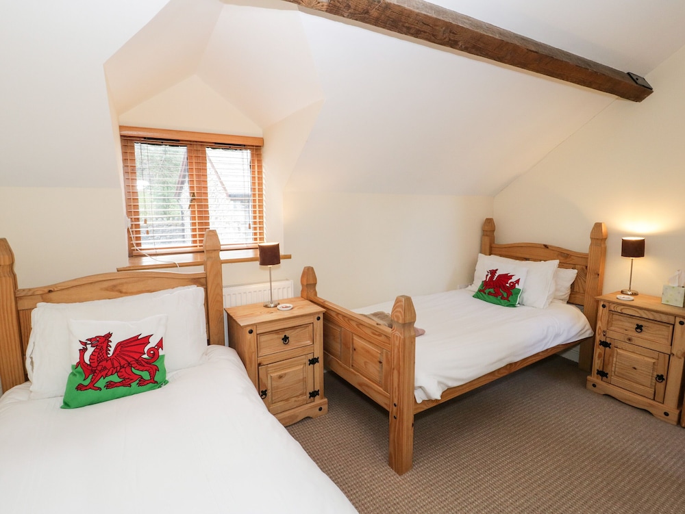 2 Hwyrfryn Stables view 4