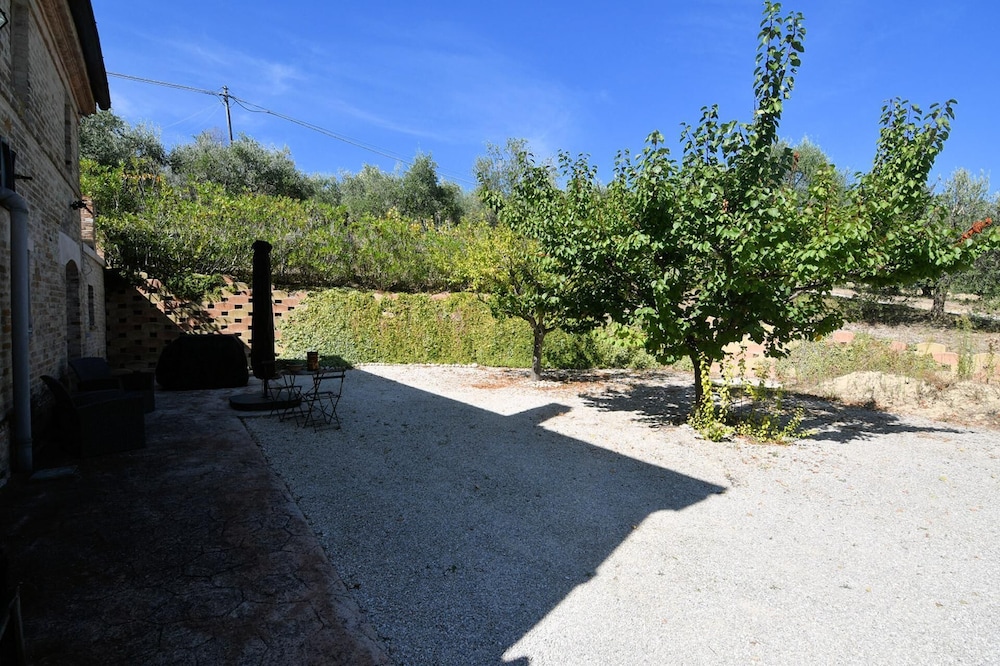 Charming 2-bed Apartment in Petritoli view 3