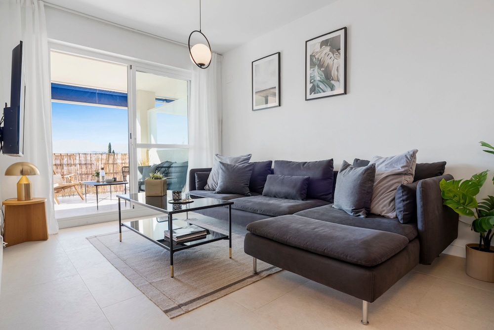Sunny Getaway With Pool in Marbella - Ref M54