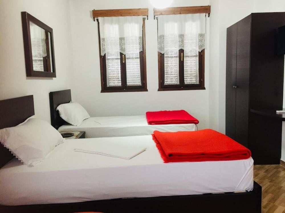 Denis - Private Rooms Guesthouse Gjirokastra