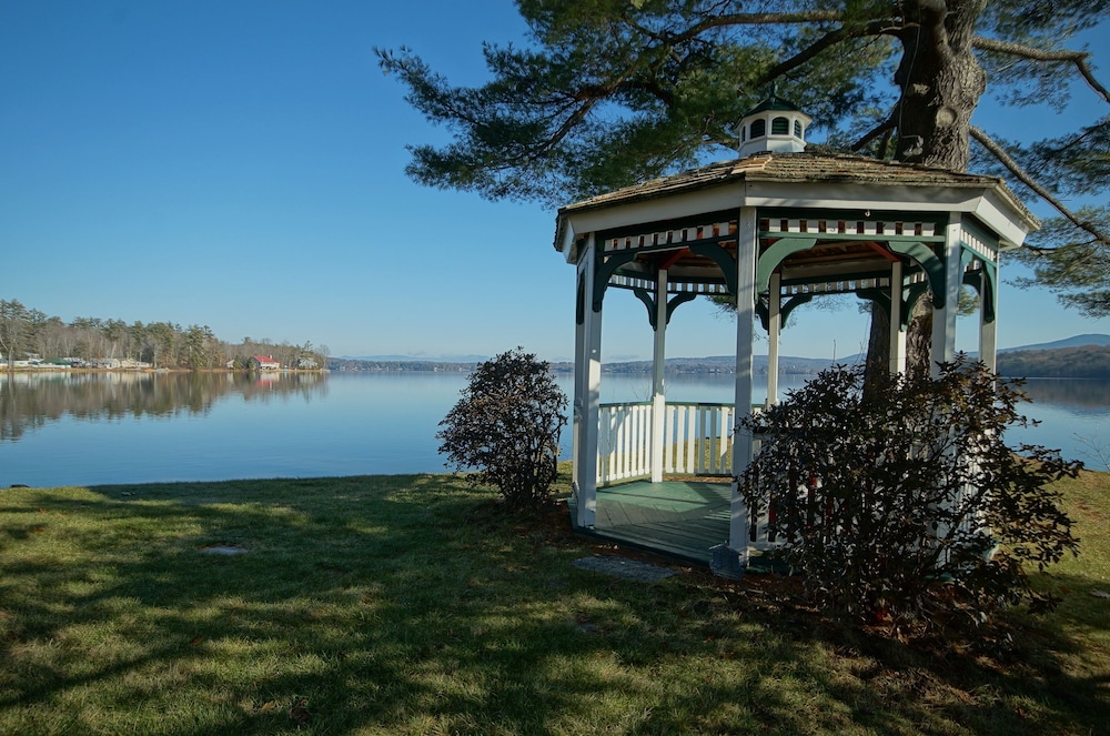 The Lake House at Ferry Point