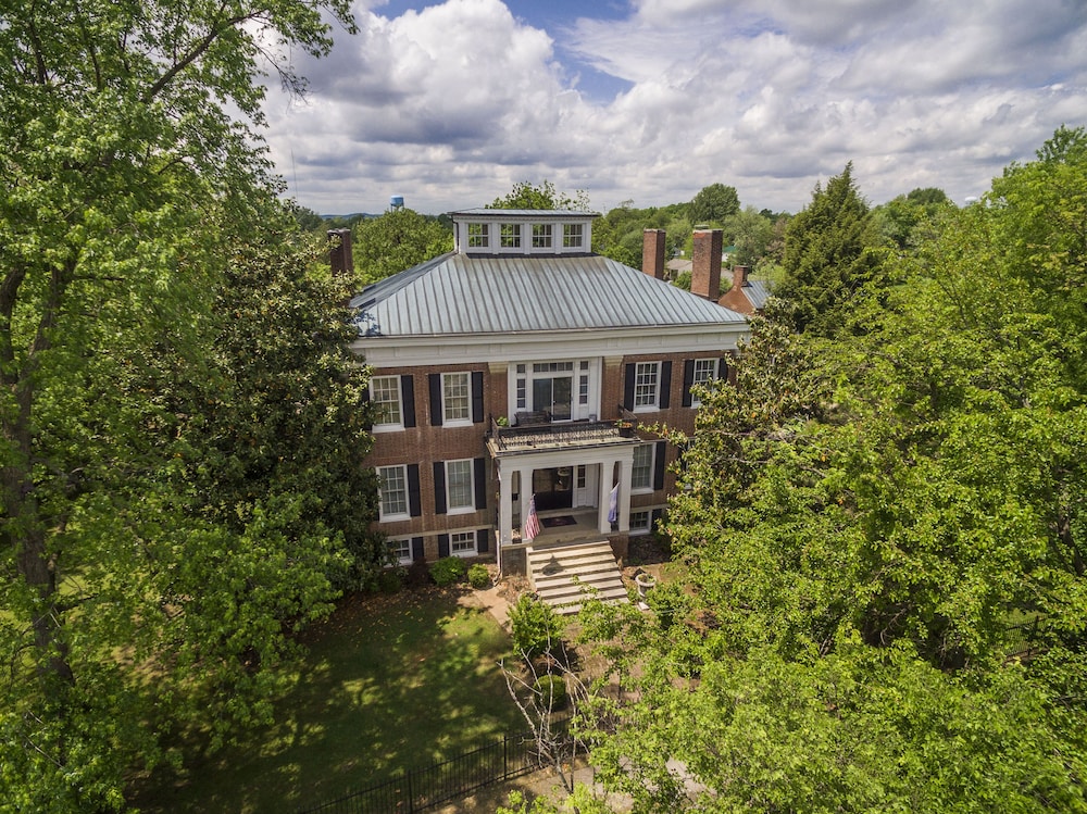 Bourbon Manor B&B