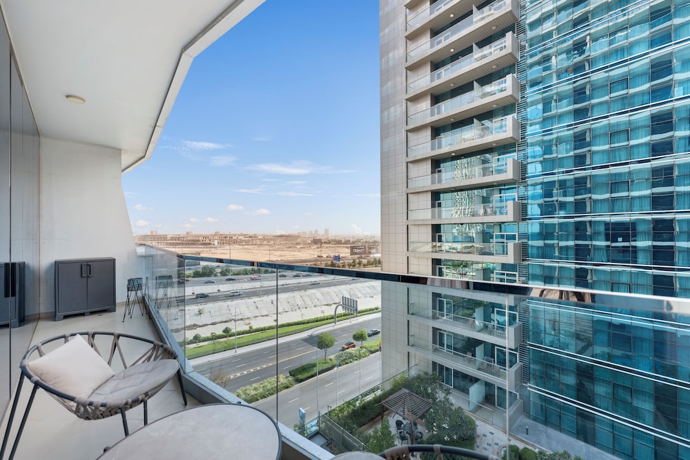 Chic 1BR Canal View at Waves Tower