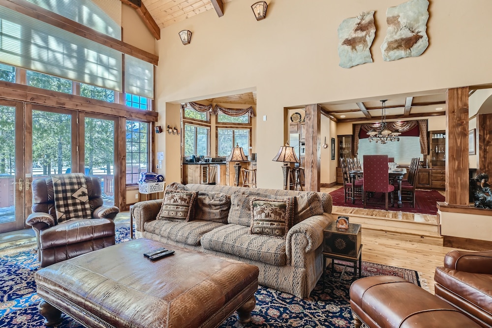 Marksberry Lodge 4 Bedroom Home by RedAwning