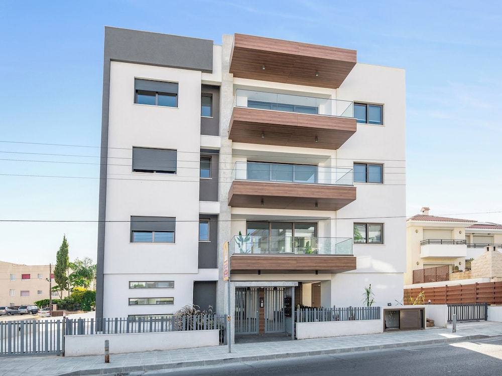 Sanders Palama - Nice 2-bdr. Apt. With Balcony