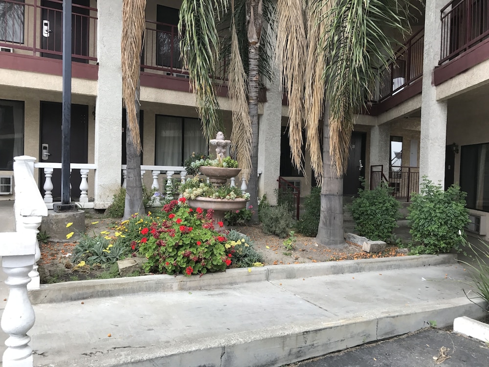 Castaic Inn Near Six Flags Magic Mountain - Property Image 3