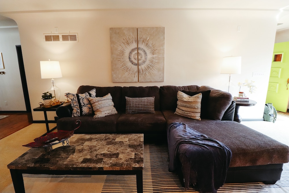 Omaha Vacations - Charming Omaha Retreat - Near Zoo Downtown 3 Bedroom Home by RedAwning - Property Image 44