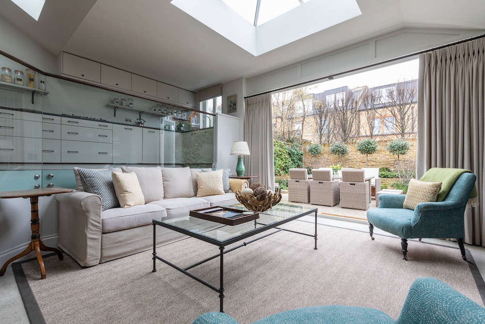 Granard Road by Onefinestay