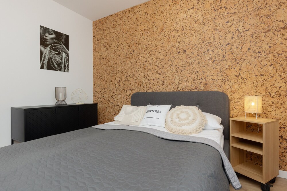 Trendy Apartment + Parking by Renters view 5