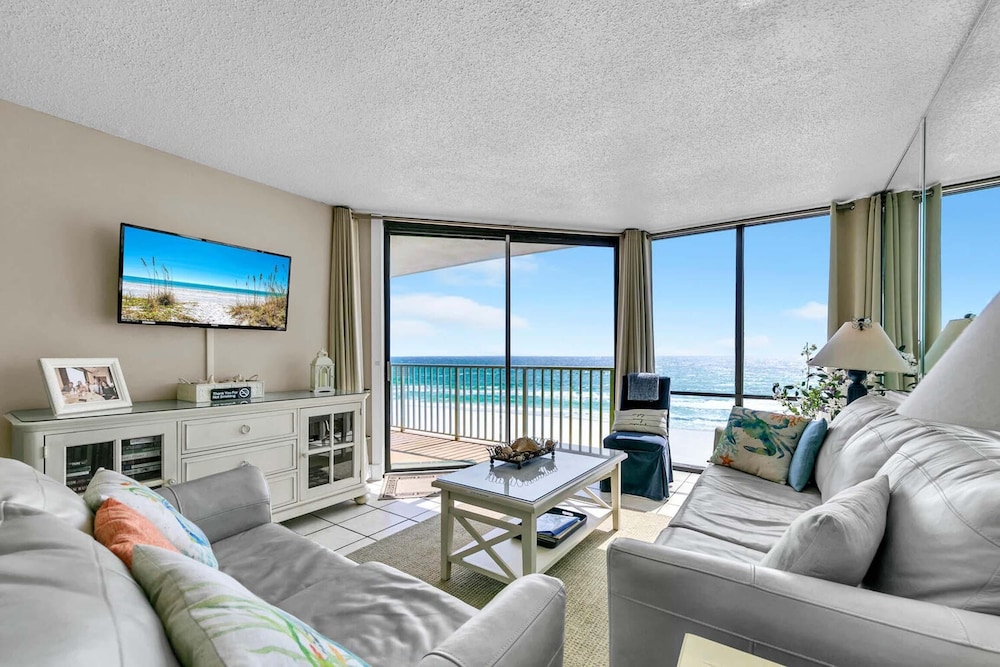 Leeward 403 at Edgewater