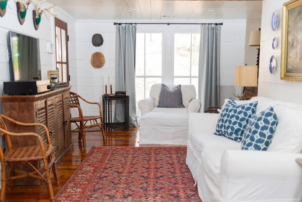 Classic Lakeside Cottage Masters Rental