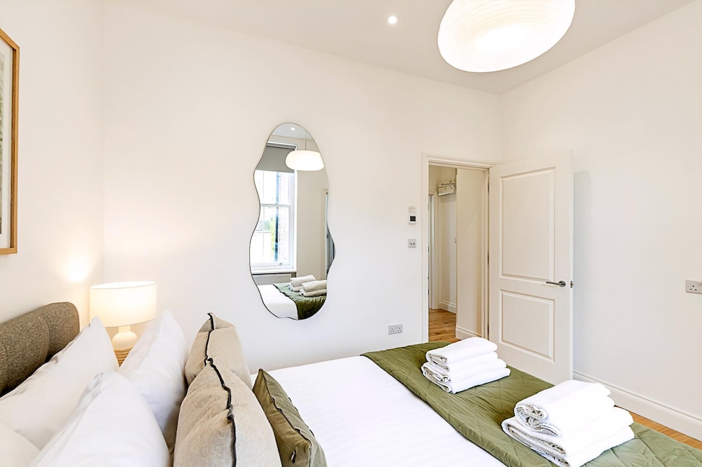 Chic Chelsea Retreat: Bright Space & Balcony Bliss