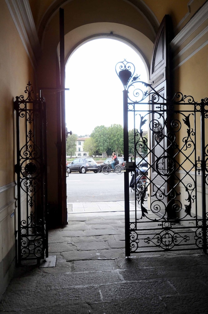 Charming Studio Apartment in Front of the Arno River