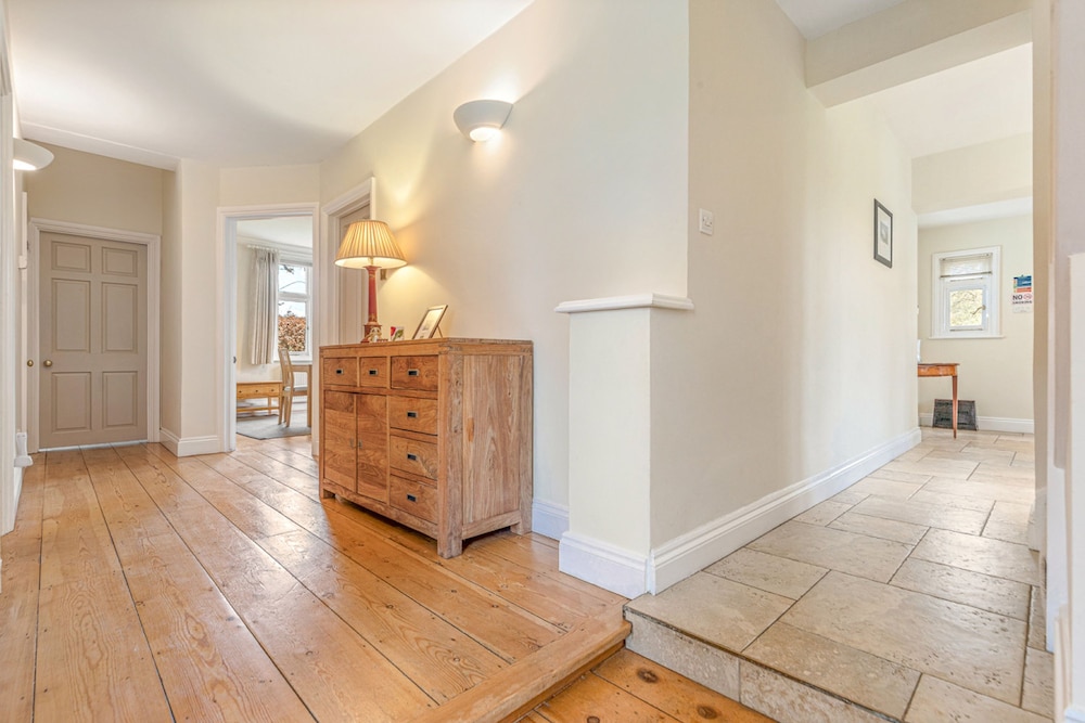 Benhams Country Cottage - From 250 Per Night