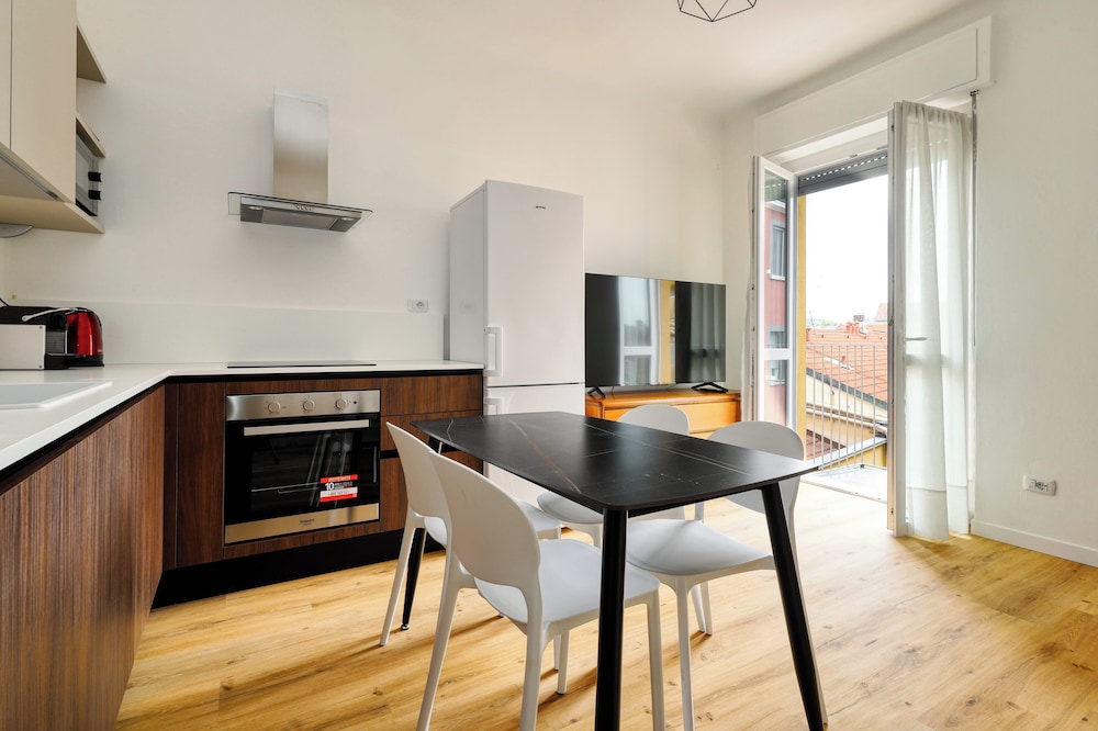 1-Bed apartment with balcony near subway
