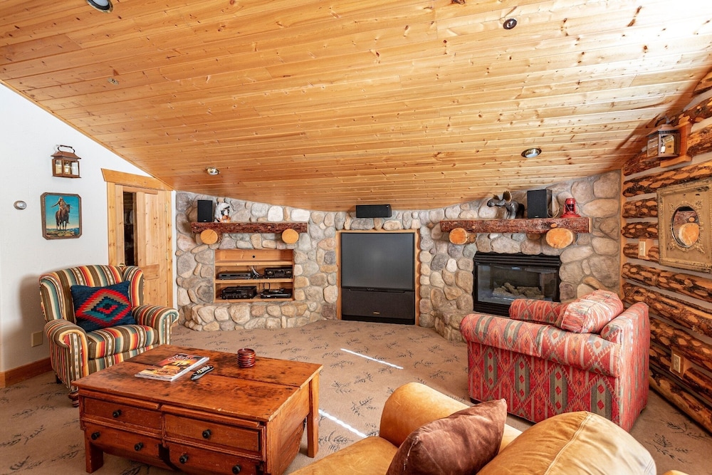 Bristlecone at Deer Valley Resort - Three Bedroom Condo with Loft and Hot Tub #504 3 Condo