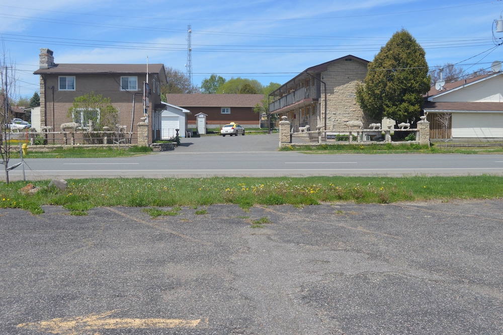 Thunder Bay Vacations - Modern Motel - Property Image 15