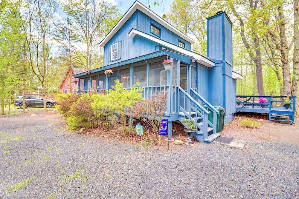 Hot Tub & Lake Beach Access: Tobyhanna Retreat!