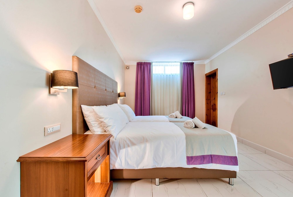 Villa Gardenia - 5 Bedroom Holiday Villa With Pool