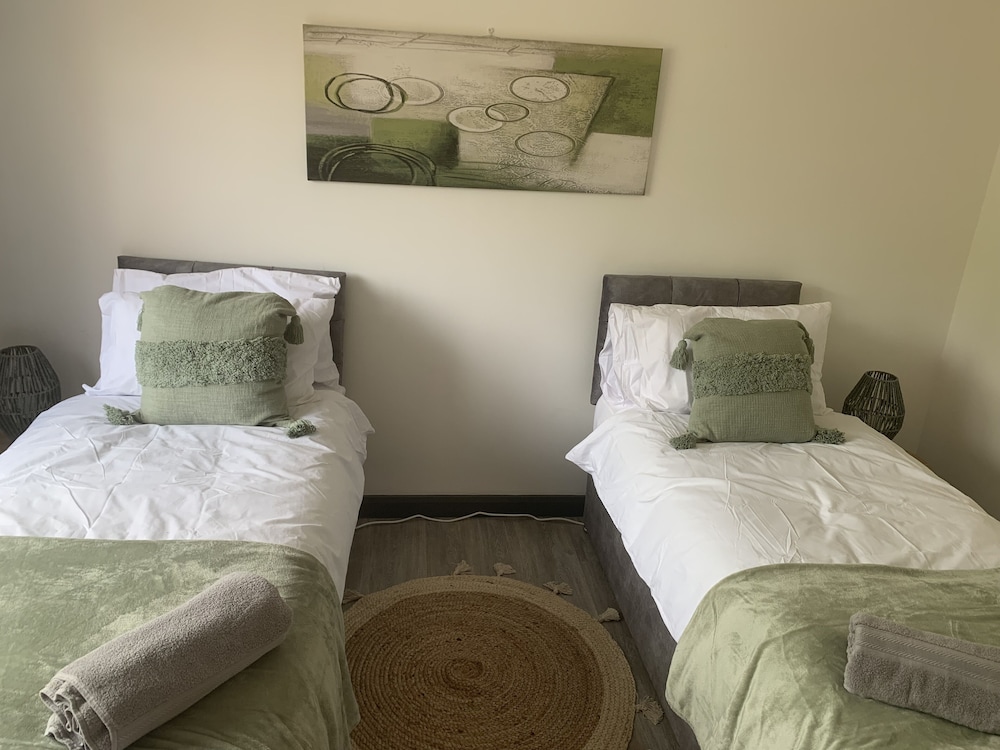 Crowthorne House, Beautiful Home for 8 Guests, Cul-de-sac With Private Driveway view 4