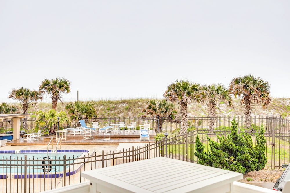 Steps to Pool + Ocean: Jacksonville Beach Gem!