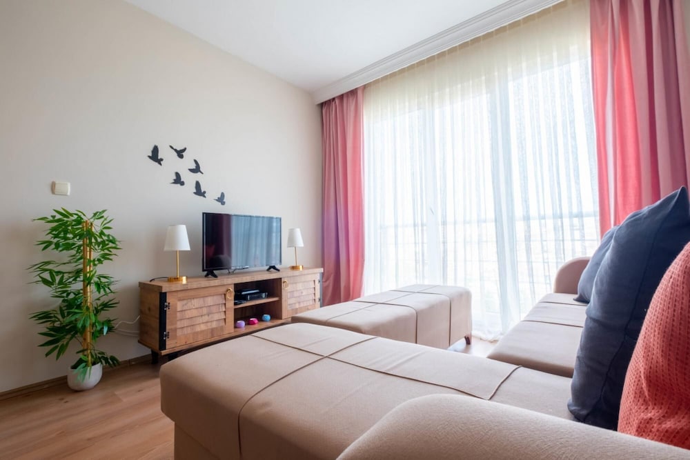 Stylish Studio Flat With City View in Atasehir