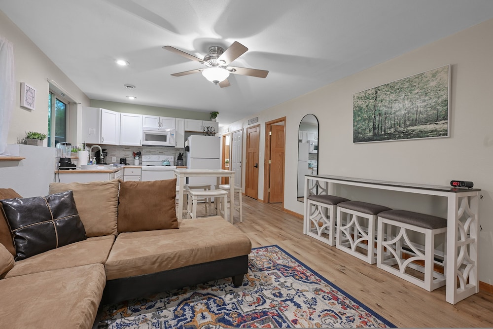 Mosinee Woodland Escape - Lower Suite