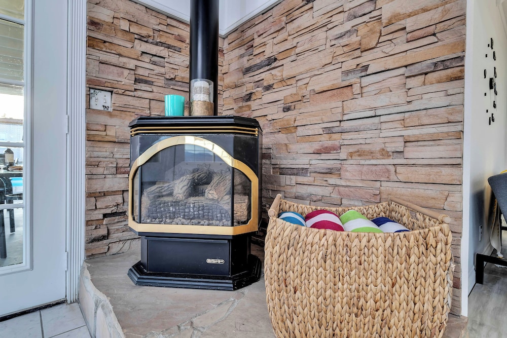 6 Mi to Joshua Tree: Home w/ Outdoor Oasis & View!