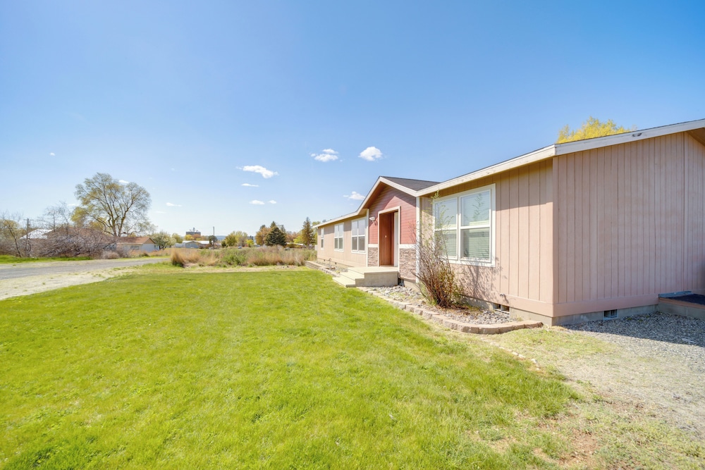 1 Mi to Lake: Getaway w/ Patio in Coulee City!