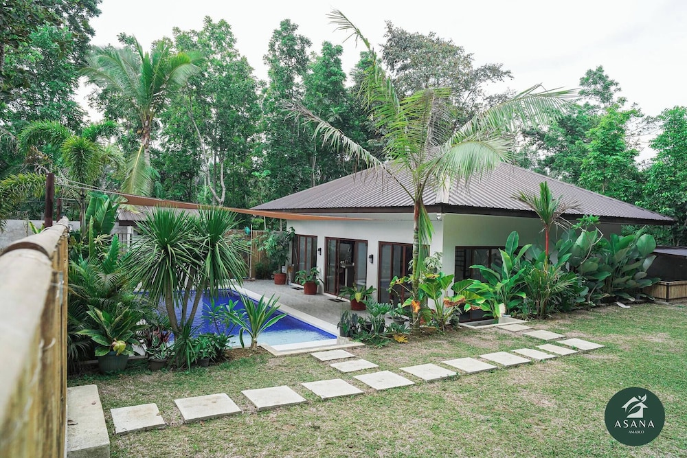 Modern Tropical 2BR Villa & Pool Retreat in Amadeo