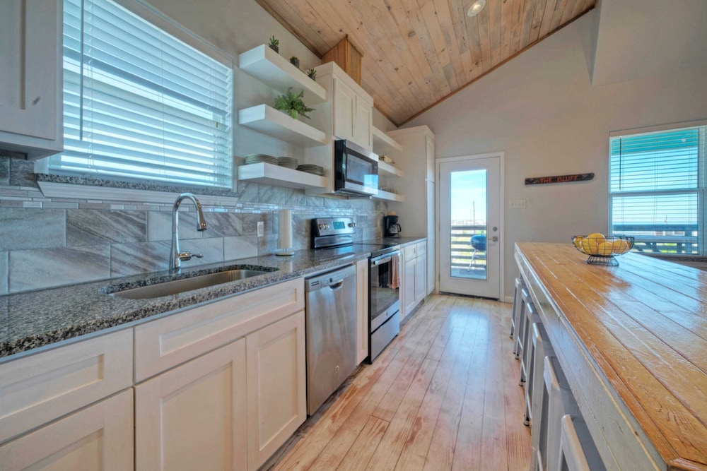 Sleeps 26 2 Homes w/ Waterfront Pool + Boat Dock Laguna Village Escape