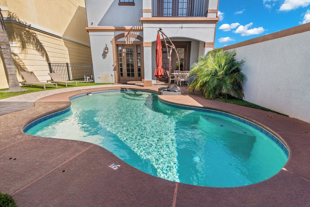Inviting 5BR Villa in Reunion Resort