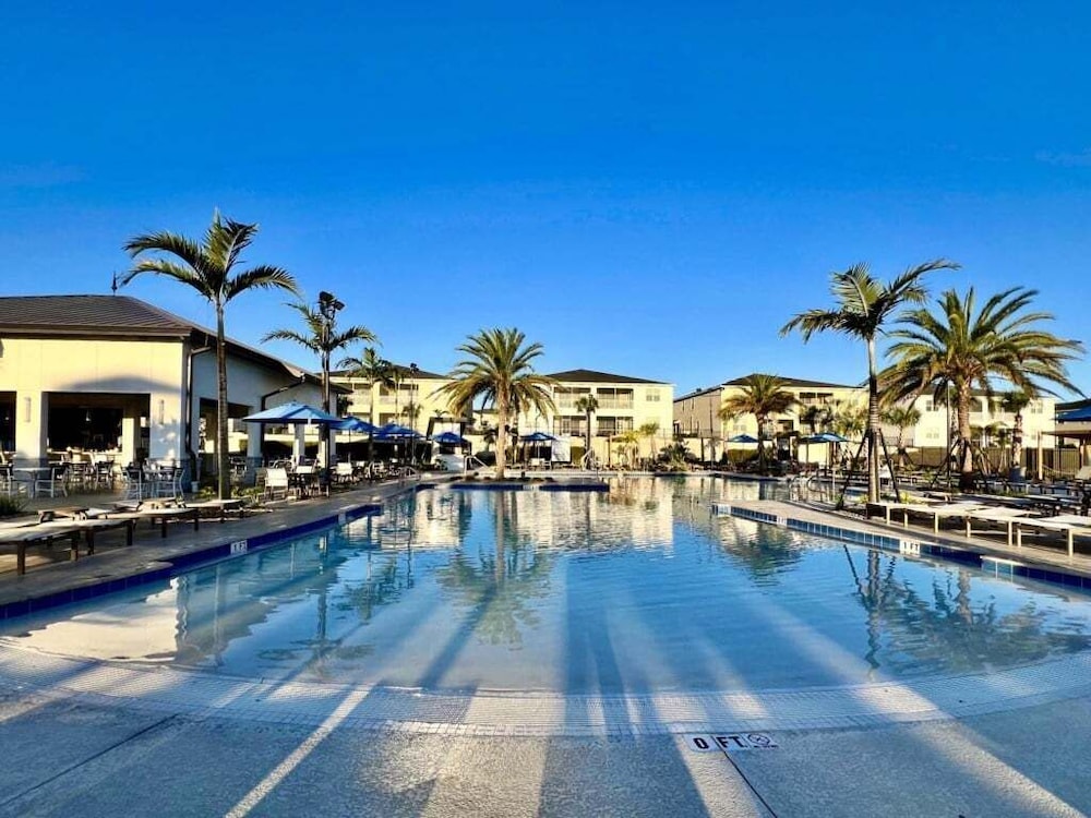 Stunning 4 Bed Townhome Pool & Waterpark 4 Bedroom Townhouse