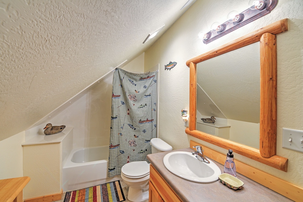 Klamath Falls Vacations - Bright Klamath Falls Cabin w/ Deck Mtn Views! - Property Image 17