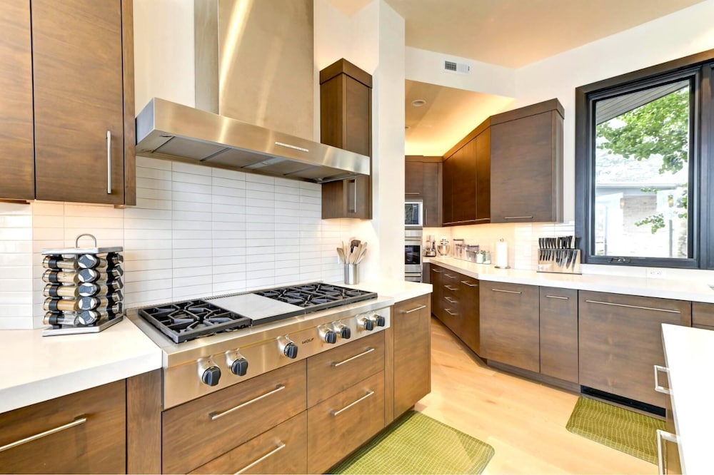 KBM Resorts Walk to Slopes, Sports Court, Private Home Theater, Sleeps 17, Outdoor Hot Tub Pco-184m