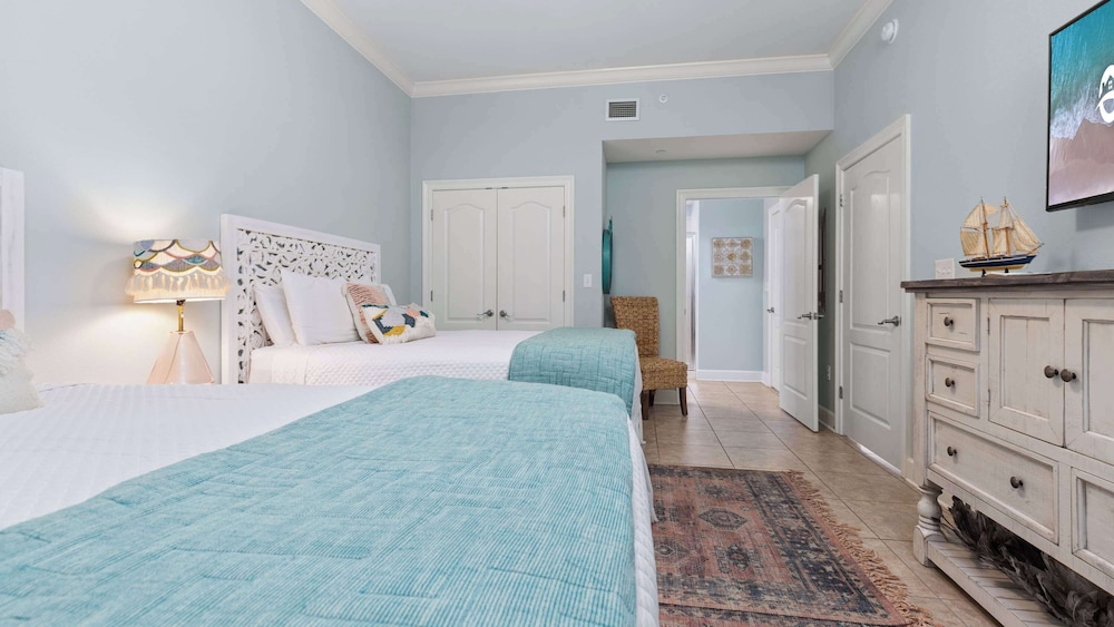 Beachfront 3-bedroom Condo on 15th Floor Balcony, Lazy River, Jacuzzis