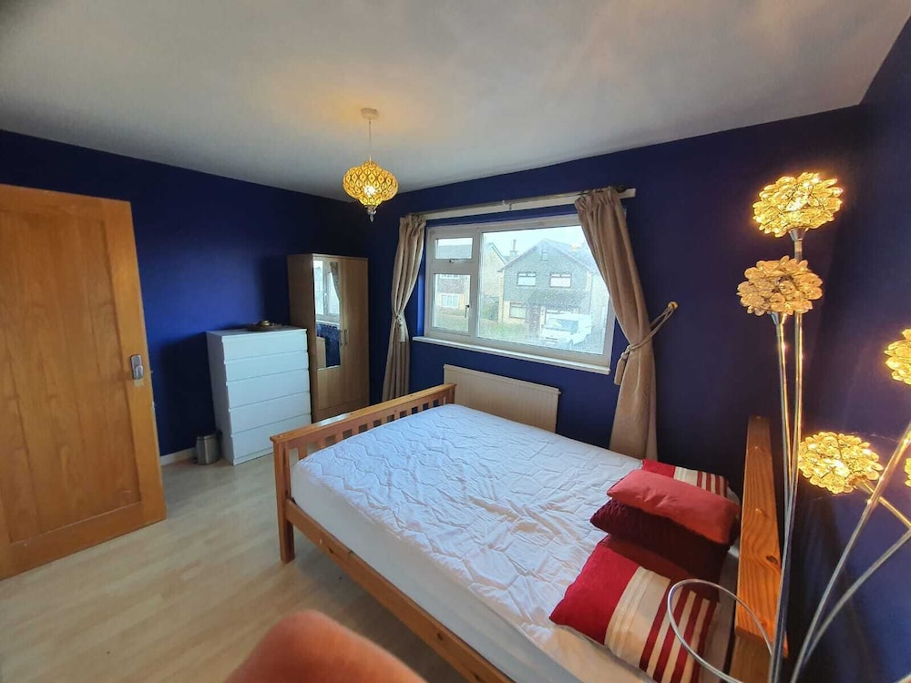 Detached 4-bed House in Leeds view 3