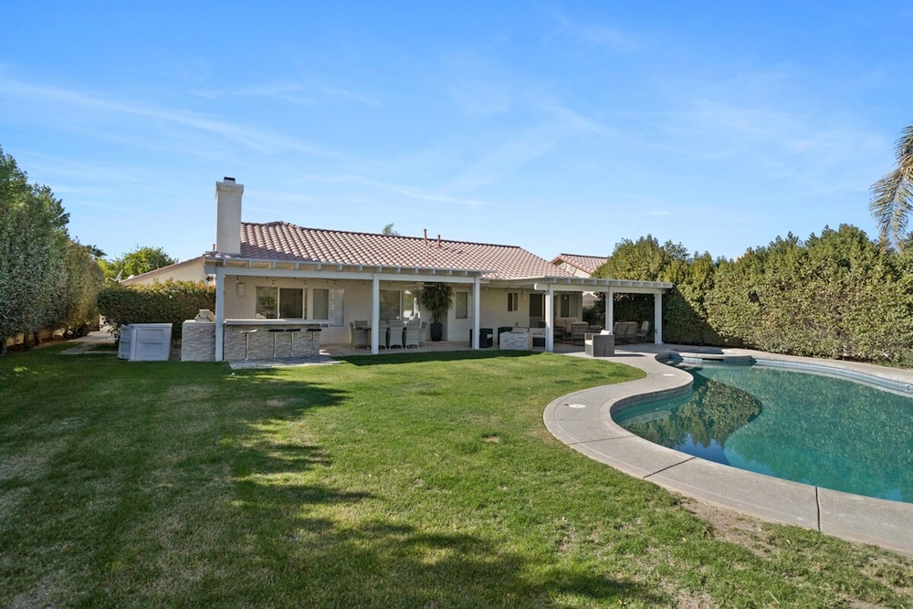 Stunning 5 Star Home Retreat Private Pool Spa BBQ 4 BR