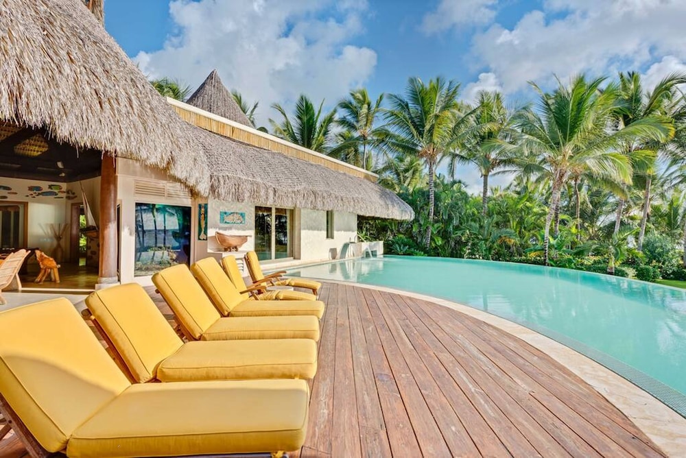 Dazzling Beachfront Villa With Swim-up Bar