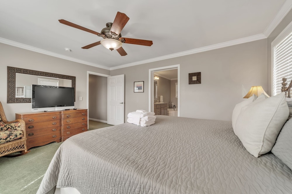 -mountain Views-great Location-near Dupont And Pisgah Forest 3 Bedroom Home by Sunscape Property Management view 4