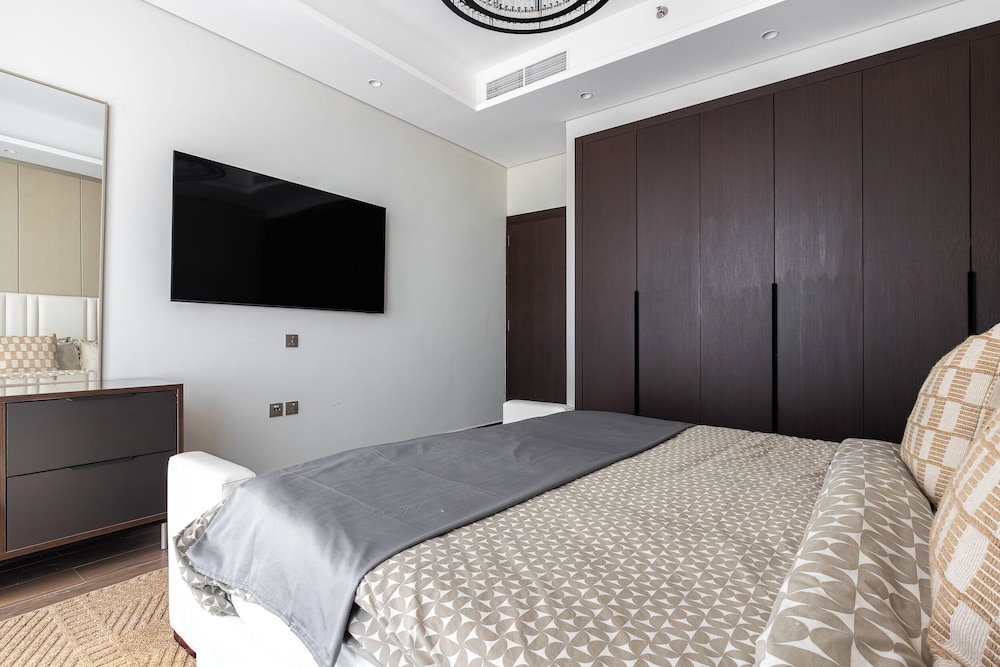 SIMPLY COMFORT Skyline Apts at Nobles Tower with Luxury Burj View